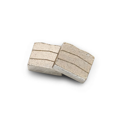 Meerlaagse diamanten puntsegmenten voor het snijden van natte granietblokstenen op een meerbladenzaag