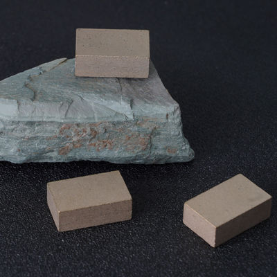 Snijden van Arabescato Orobico marmersteen met een goed diamantmarmergereedschap