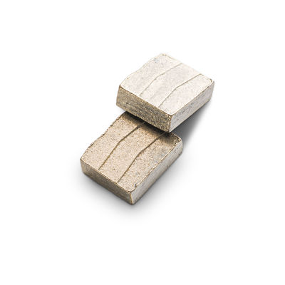 Meerlaagse diamanten puntsegmenten voor het snijden van natte granietblokstenen op een meerbladenzaag