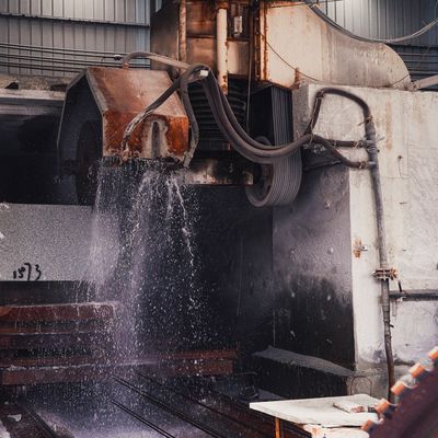 Eenarmige, meerblaadige steensnijmachine voor het profileren van rode granieten blokken